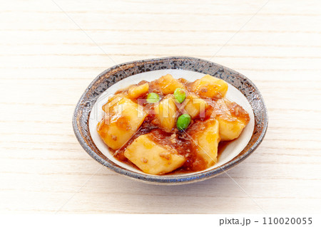 皿に盛った、じゃがいものそぼろ煮、ひき肉あんかけ 110020055