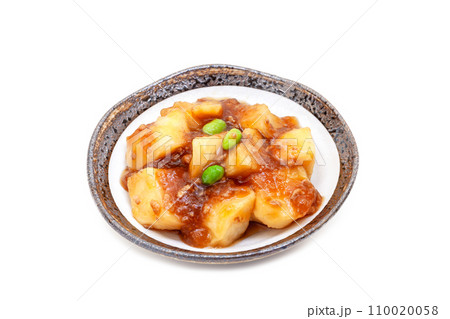 皿に盛った、じゃがいものそぼろ煮、ひき肉あんかけ【白背景・切り抜き】 110020058