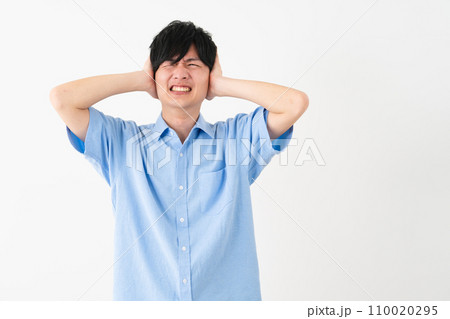 私服姿の若い男性　ライフスタイルイメージ 110020295