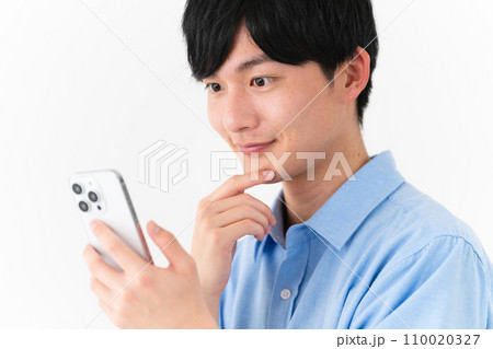 私服姿の若い男性　ライフスタイルイメージ 110020327