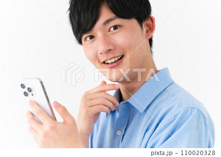 私服姿の若い男性　ライフスタイルイメージ 110020328