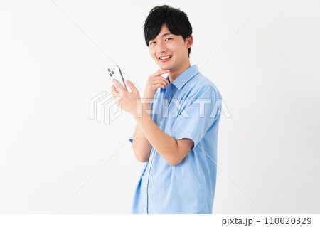 私服姿の若い男性　ライフスタイルイメージ 110020329
