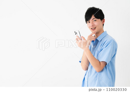 私服姿の若い男性　ライフスタイルイメージ 110020330