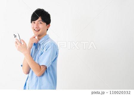 私服姿の若い男性　ライフスタイルイメージ 110020332