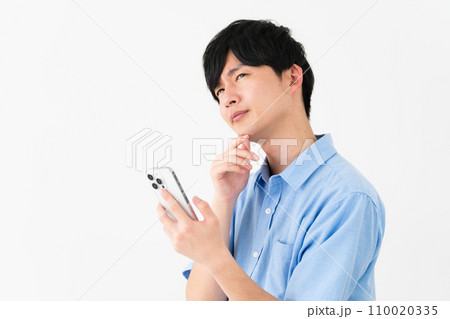 私服姿の若い男性　ライフスタイルイメージ 110020335