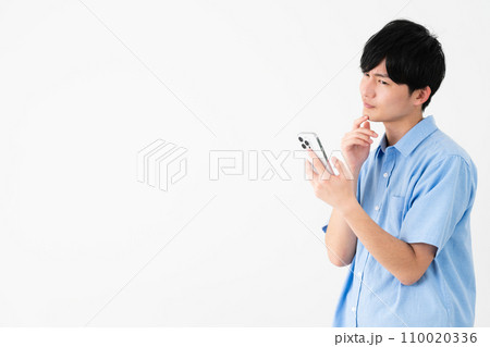 私服姿の若い男性　ライフスタイルイメージ 110020336