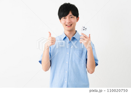 私服姿の若い男性　ライフスタイルイメージ 110020750