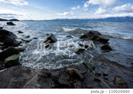 琵琶湖に季節風が吹く季節に湖岸に打ち寄せる波の風景 110020880