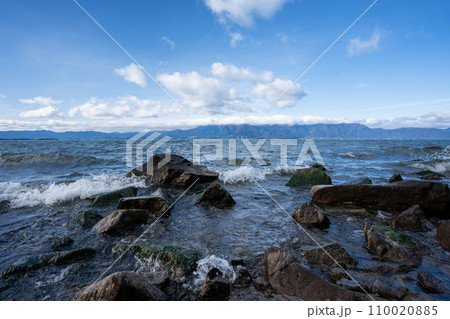琵琶湖に季節風が吹く季節に湖岸に打ち寄せる波の風景 琵琶湖に季節風が吹く季節に湖岸に打ち寄せる波の風景 110020885