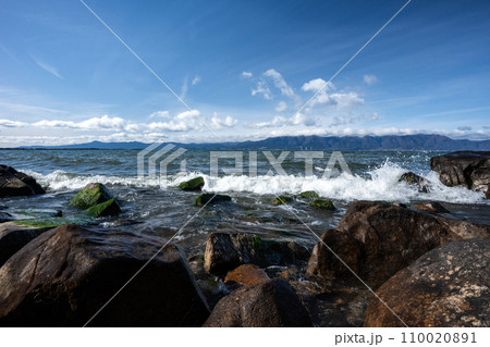 琵琶湖に季節風が吹く季節に湖岸に打ち寄せる波の風景 琵琶湖に季節風が吹く季節に湖岸に打ち寄せる波の風景 110020891