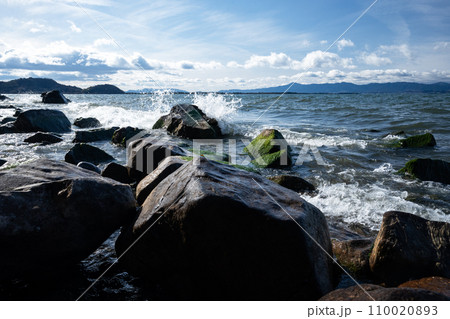 琵琶湖に季節風が吹く季節に湖岸に打ち寄せる波の風景 110020893