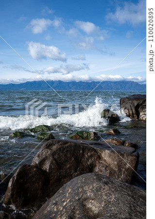 琵琶湖に季節風が吹く季節に湖岸に打ち寄せる波の風景 110020895