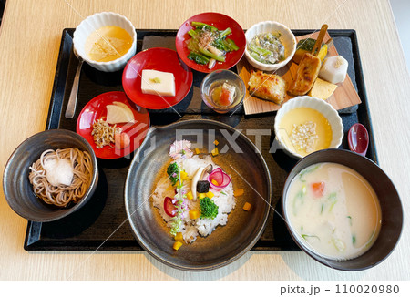 ヘルシーな日本料理（ベジタリアンフード） 110020980