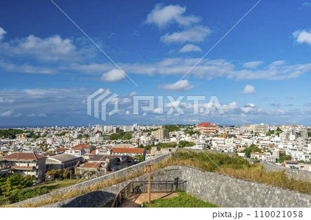 青空と首里城　東のアザナからの風景　俯瞰　沖縄県那覇市 110021058
