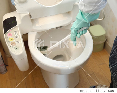 洋式トイレのふち裏を掃除するビニール手袋をした手元 洋式トイレのふち裏を掃除するビニール手袋をした手元 110021866