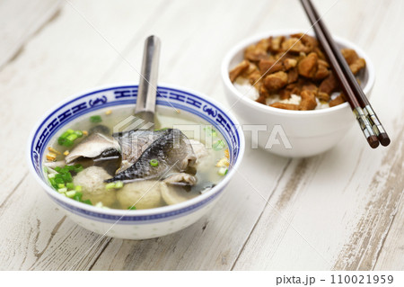 虱目魚皮湯(サバヒーの皮のスープ)と肉燥飯 110021959