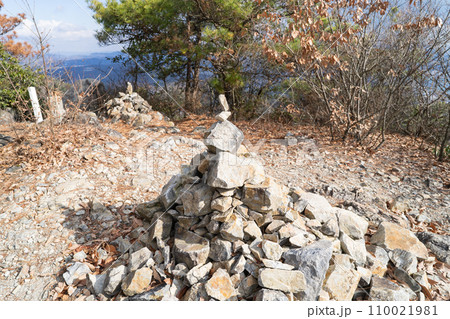 みはらし連山のピーク(鳴滝山と鉢ヶ峰の間) みはらし連山のピーク(鳴滝山と鉢ヶ峰の間) 110021981