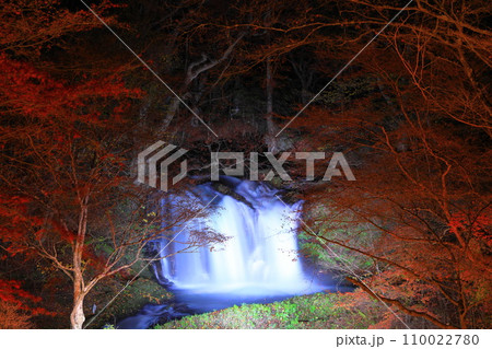 ライトアップされた滝 ライトアップされた滝 110022780
