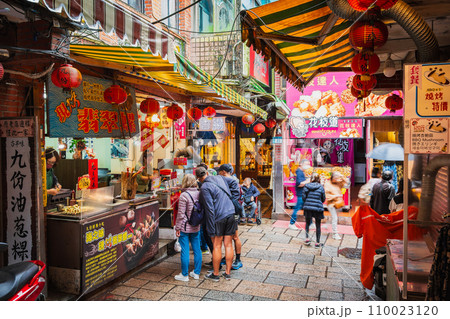 台湾　九份のメインストリート 110023120