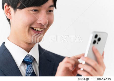 ビジネススーツを着ている若い男性 ビジネスイメージ ビジネススーツを着ている若い男性 ビジネスイメージ 110023249