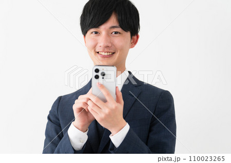 ビジネススーツを着ている若い男性　ビジネスイメージ	 110023265