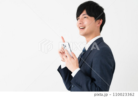 ビジネススーツを着ている若い男性 ビジネスイメージ ビジネススーツを着ている若い男性 ビジネスイメージ 110023362