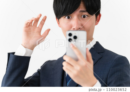 ビジネススーツを着ている若い男性 ビジネスイメージ ビジネススーツを着ている若い男性 ビジネスイメージ 110023652
