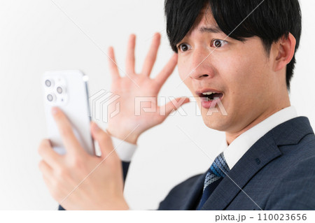 ビジネススーツを着ている若い男性 ビジネスイメージ ビジネススーツを着ている若い男性 ビジネスイメージ 110023656
