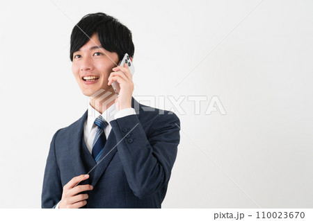 ビジネススーツを着ている若い男性 ビジネスイメージ ビジネススーツを着ている若い男性 ビジネスイメージ 110023670
