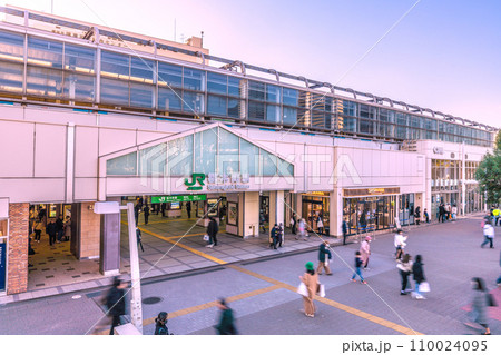 日本の横浜都市景観 師走の慌ただしさ・桜木町駅などを望む 日本の横浜都市景観 師走の慌ただしさ・桜木町駅などを望む 110024095