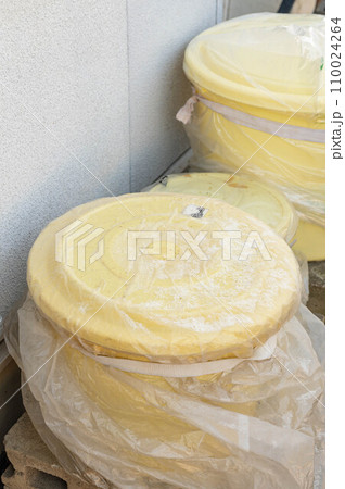 軒下の漬物桶 冬の寒い日 軒下の漬物桶 冬の寒い日 110024264