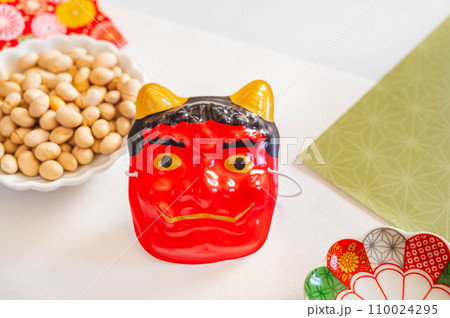 節分の豆と鬼のお面 110024295