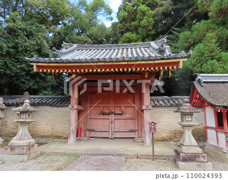 京都、やわたのはちまんさん、の名で親しまれる石清水八幡宮の北総門 110024393