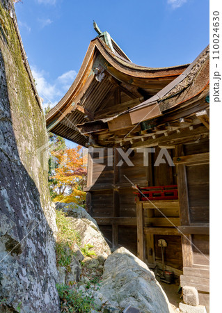 滋賀県大津市坂本の日吉大社 摂社 牛尾神社 金大巌 滋賀県大津市坂本の日吉大社 摂社 牛尾神社 金大巌 110024630