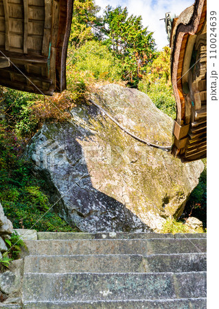 滋賀県大津市坂本の日吉大社 摂社 牛尾神社 金大巌 滋賀県大津市坂本の日吉大社 摂社 牛尾神社 金大巌 110024639