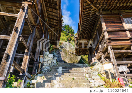 滋賀県大津市坂本の日吉大社　摂社　牛尾神社　金大巌 110024645