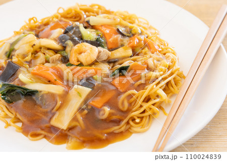 おいしい冷凍食品の五目あんかけ焼そば 110024839