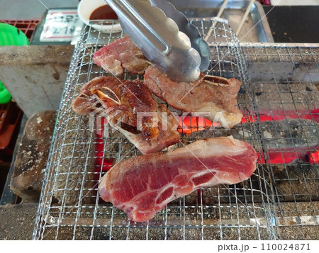 美味しそうな炭火焼肉 美味しそうな炭火焼肉 110024871