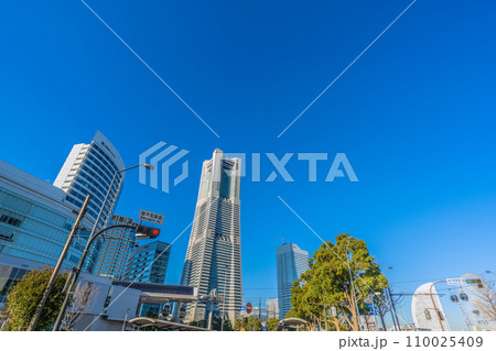 日本の横浜都市景観 師走・脱コロナ・希望の光…桜木町駅前などを望む。新時代へ 110025409