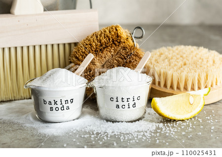 重曹とクエン酸と掃除道具 110025431