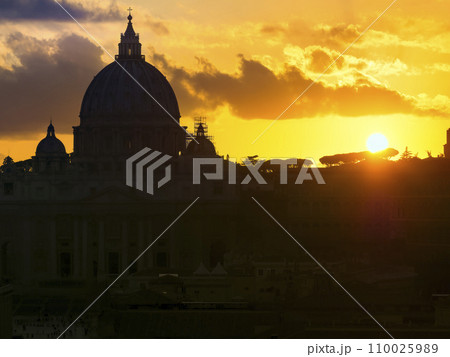 黄昏時のサン・ピエトロ大聖堂 / St. Peter's Basilica, Vatican 黄昏時のサン・ピエトロ大聖堂 / St. Peter's Basilica, Vatican 110025989