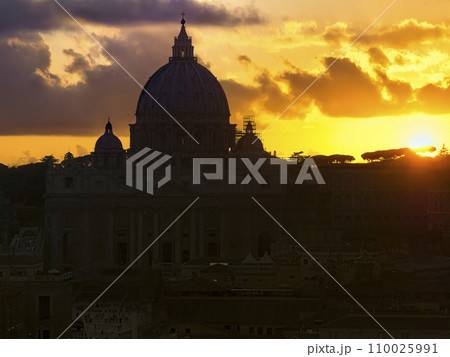 黄昏時のサン・ピエトロ大聖堂 / St. Peter's Basilica, Vatican 黄昏時のサン・ピエトロ大聖堂 / St. Peter's Basilica, Vatican 110025991