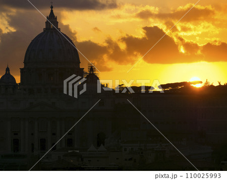 黄昏時のサン・ピエトロ大聖堂 / St. Peter's Basilica, Vatican 110025993