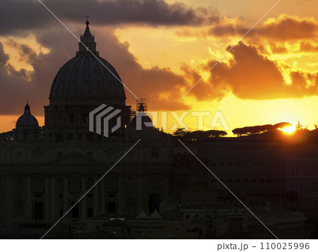 黄昏時のサン・ピエトロ大聖堂 / St. Peter's Basilica, Vatican 黄昏時のサン・ピエトロ大聖堂 / St. Peter's Basilica, Vatican 110025996