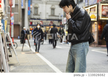 都会で暮らす若い男性 110026082