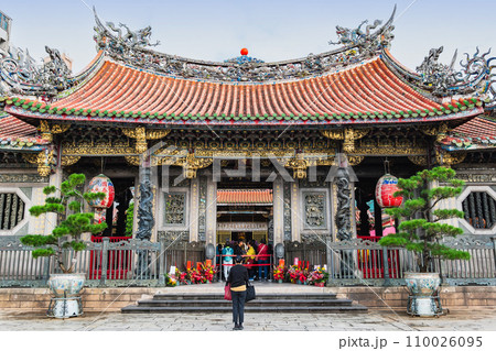 台北　龍山寺　前亭 110026095