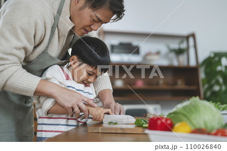 料理をする親子　野菜を切る男の子と見守る父親 110026840