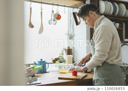 キッチンで料理をする30代半ばの男性 キッチンで料理をする30代半ばの男性 110026853