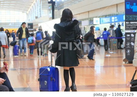 スーツケースを引く旅行客　羽田空港　出発ロビー　旅行客　 110027129