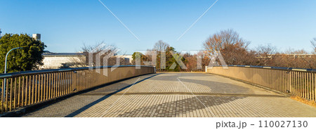 東京都　武蔵国分寺公園　公園をつなぐ歩行者用の橋 110027130